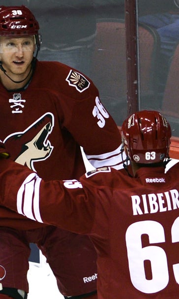 Coyotes rout Islanders for second straight win
